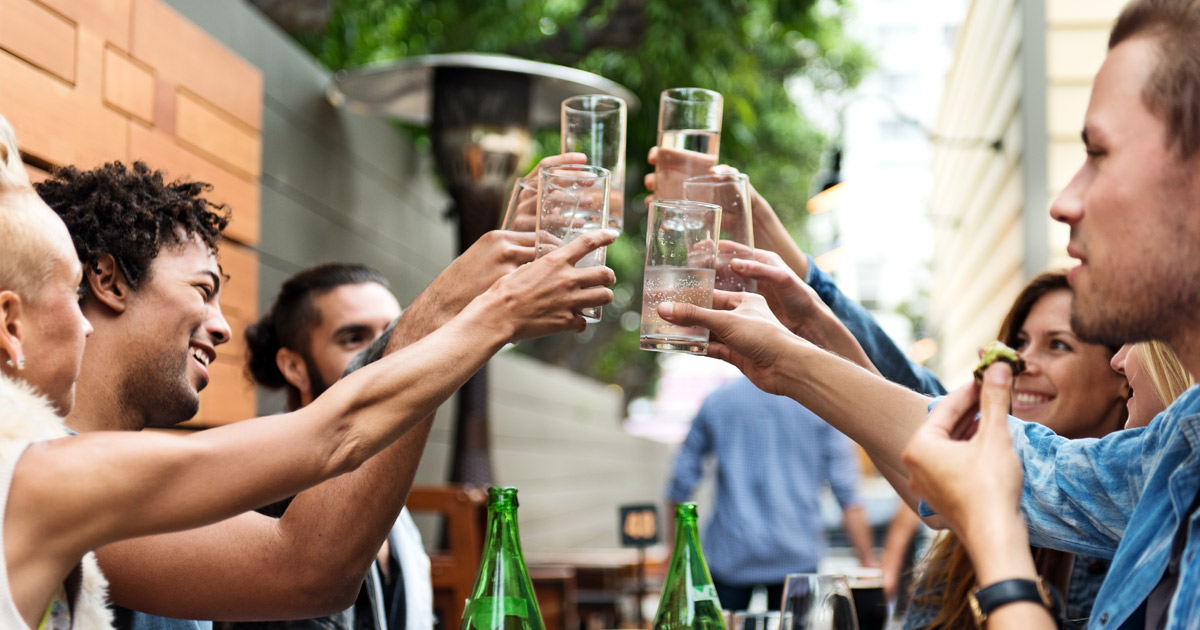 personen in der gastronomie trinken mineralwasser